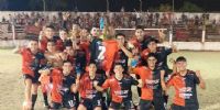 DEFENSORES DE ESQUIÚ festejó con sus hincchas haber llegado a la cima en el Anual chacarero, frente a Independiente.