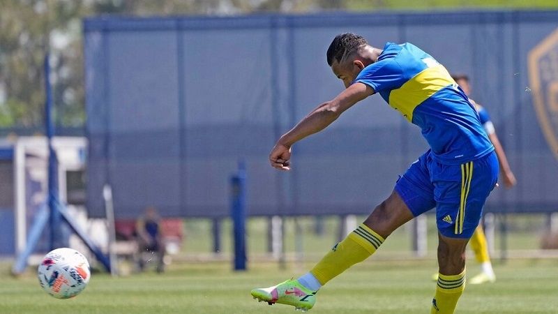 Aunque casi lo expulsan, Villa volvió con gol en la Reserva