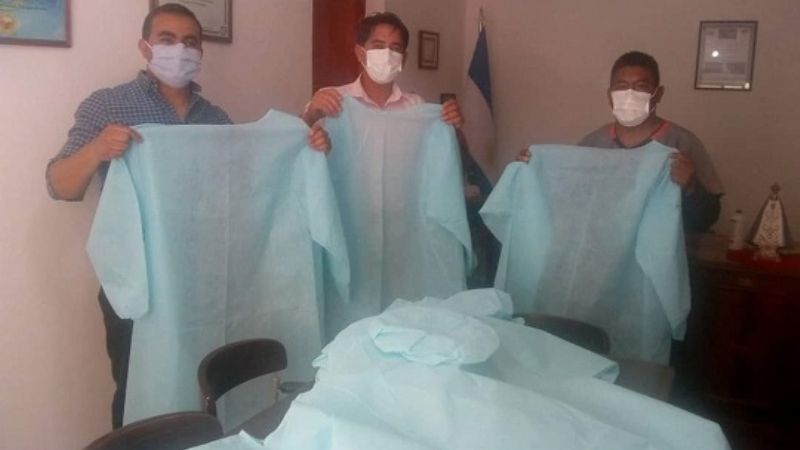 Confeccionan batas y cofias para el personal sanitario