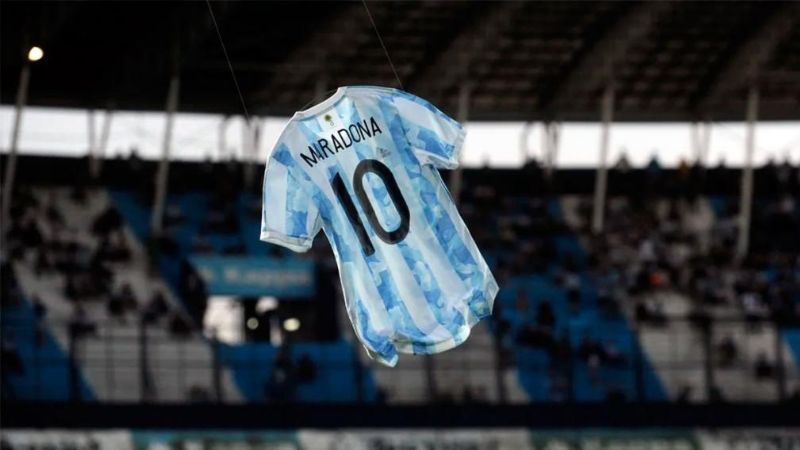 Primer homenaje a Maradona en el minuto 10