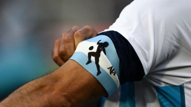Primer homenaje a Maradona en el minuto 10
