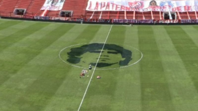 Primer homenaje a Maradona en el minuto 10