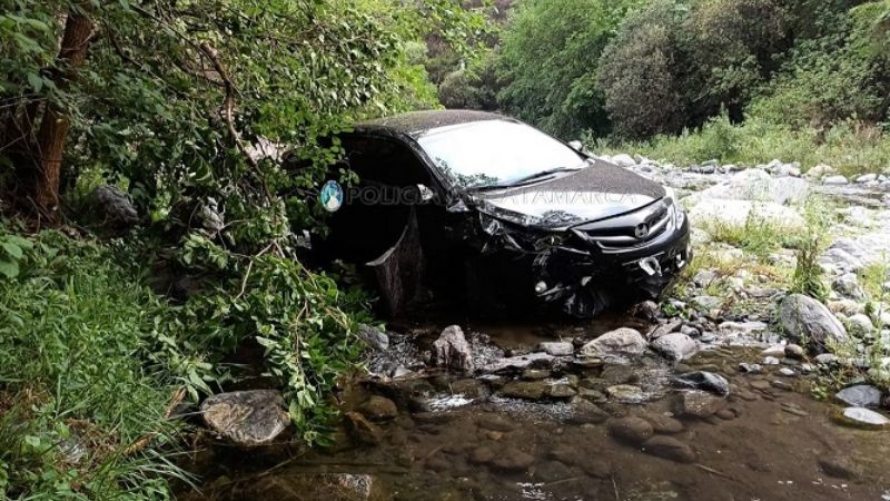 Se despistó y cayó con el auto al río