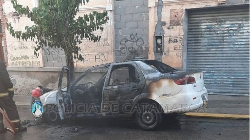 Taxi se prendió fuego y quedó destruído