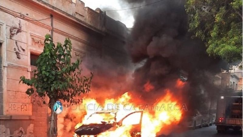 Taxi se prendió fuego y quedó destruído