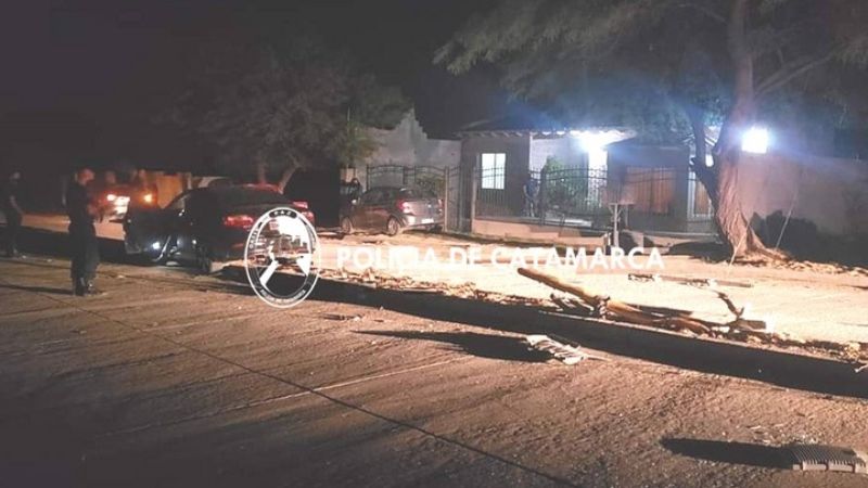 Se estrelló contra un poste de luz