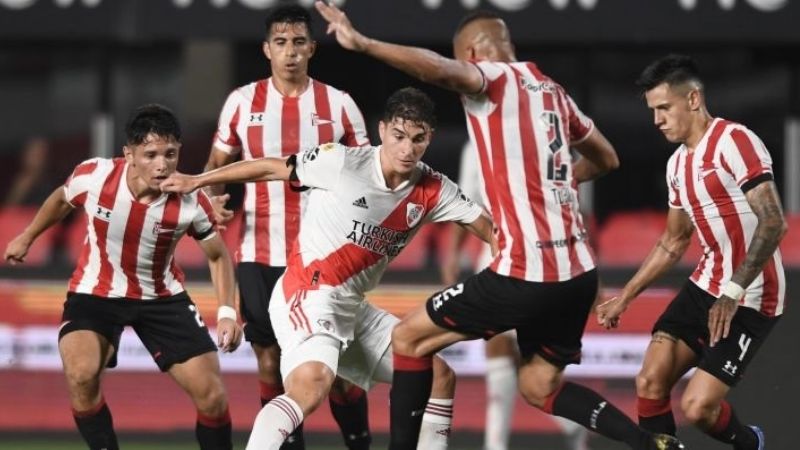 River visita a Estudiantes para afianzarse arriba