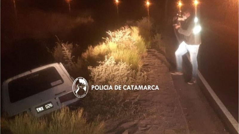 Perdió el control de su automóvil  y terminó en un arroyo