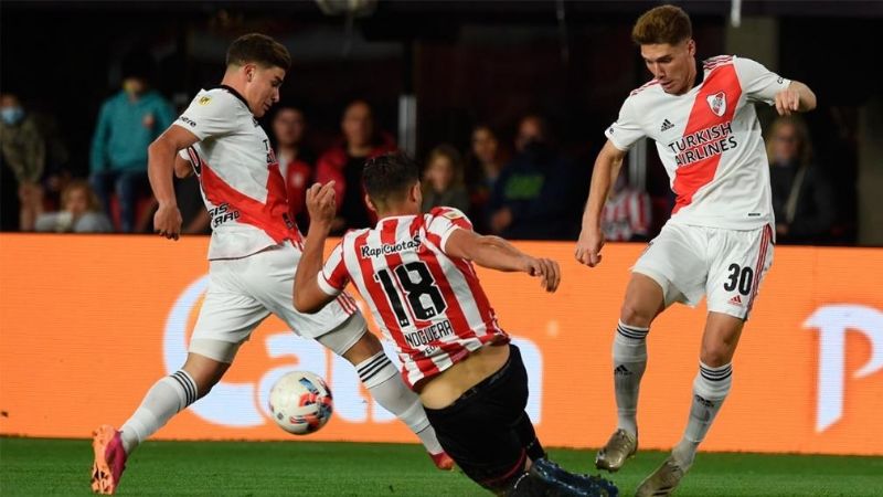 River empató con Estudiantes y sigue cómodo líder