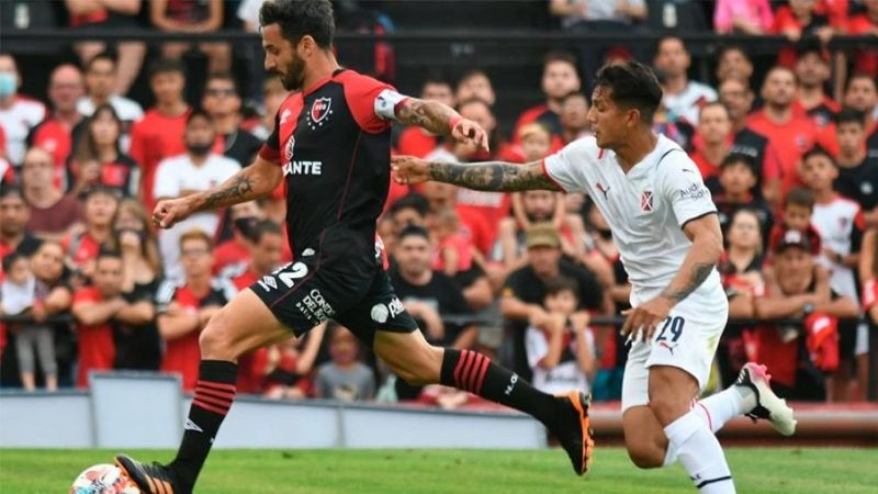 River empató con Estudiantes y sigue cómodo líder