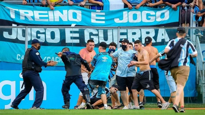 Hinchas de Gremio destrozaron la cabina del VAR