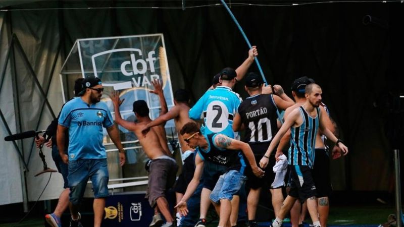 Hinchas de Gremio destrozaron la cabina del VAR