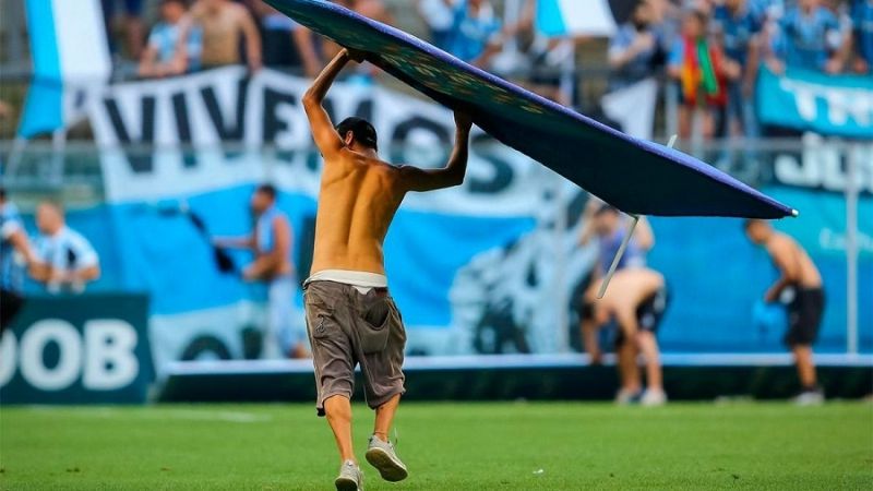 Hinchas de Gremio destrozaron la cabina del VAR