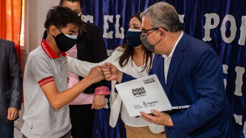 Alumnos de la Escuela Secundaria N°46 recibieron netbooks