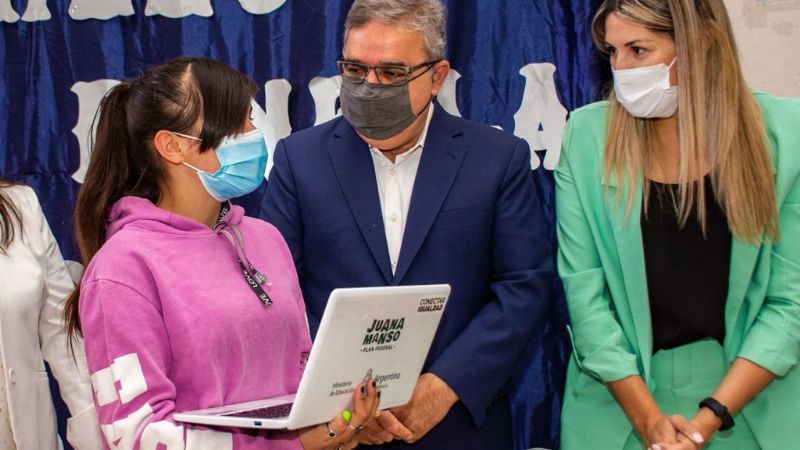 Alumnos de la Escuela Secundaria N°46 recibieron netbooks