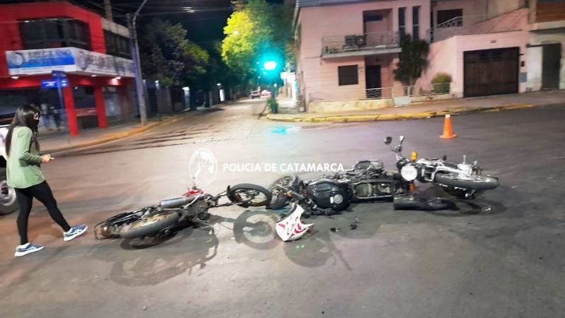 Cinco heridos tras un choque de tres motos