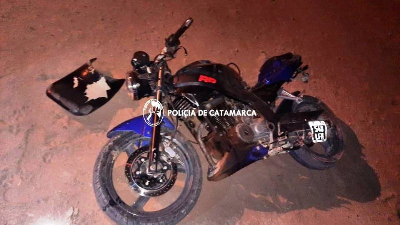 Motociclista perdió el control y chocó contra un poste