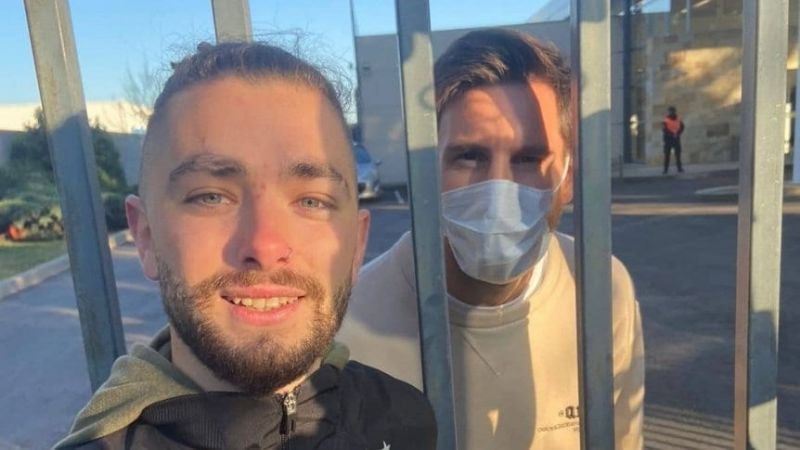 Gesto de Messi con dos hinchas que lo esperaban en Ezeiza
