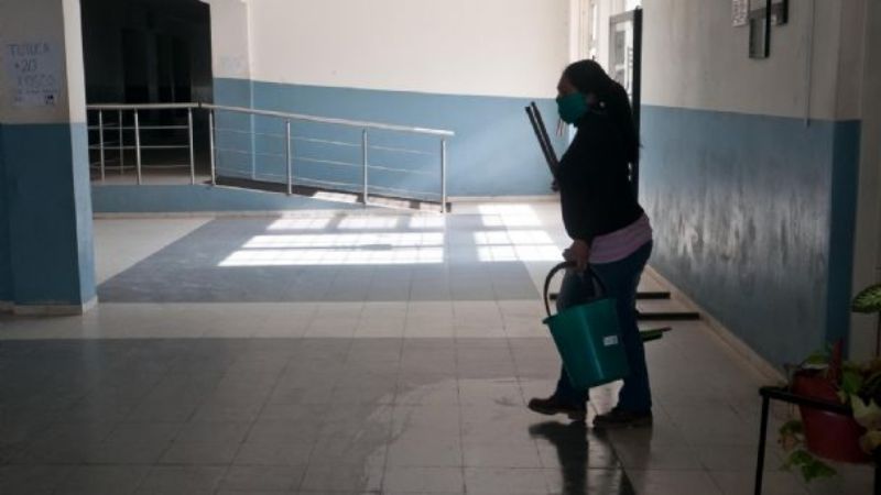 Toman escuela por falta de ordenanzas