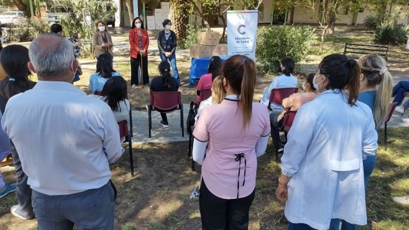 Entrega de ambos y guardapolvos a residentes