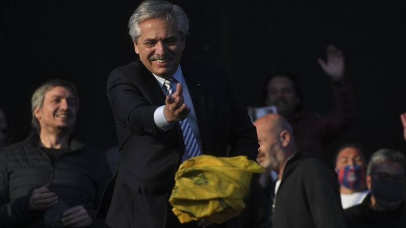 "Mientras ellos brindan en Miami, yo peleo todos los días con el FMI"