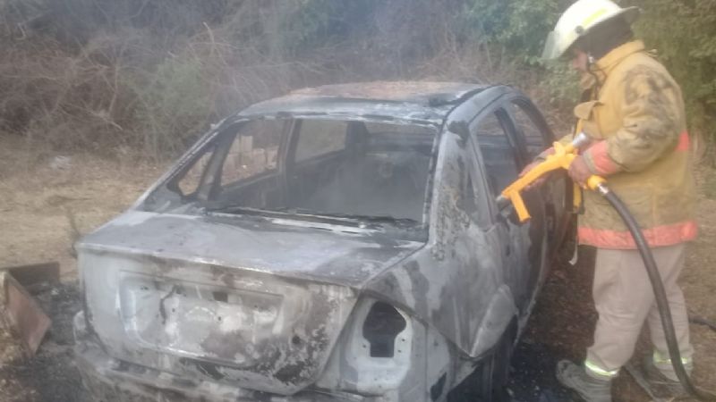 Quemó basura y las llamas consumieron un auto