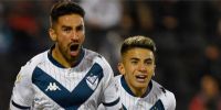 LUCERO festeja su gol con Alamada, para Vélez, que tiene un gran presente.