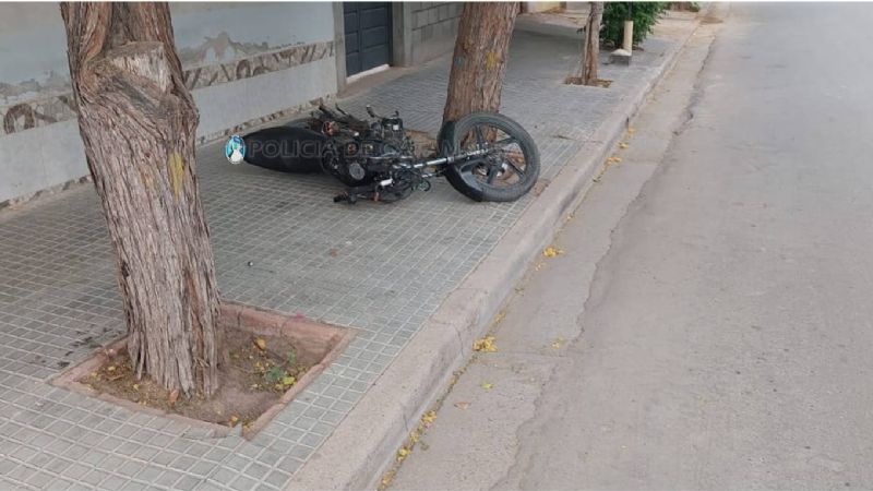 Chocó con un motociclista y se fugó
