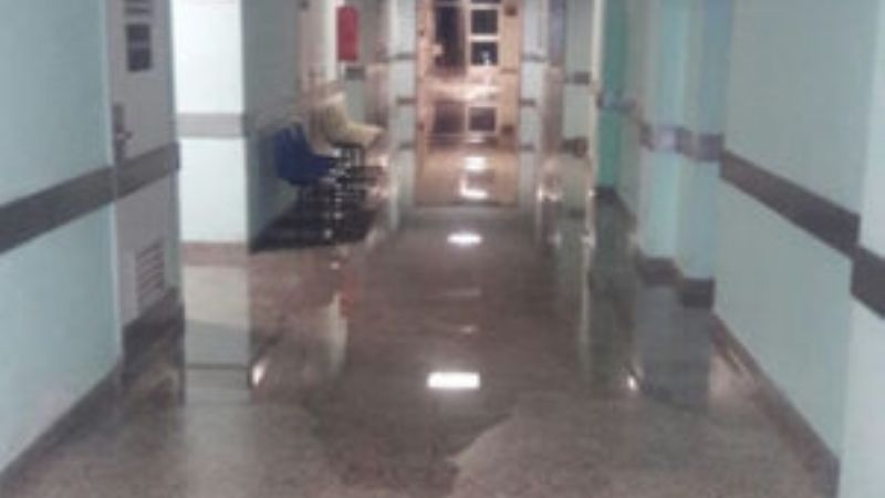 Por la fuerte lluvia, se inundó el Hospital de Niños