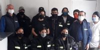 EL TITULAR de la UTHGRA, con los trabajadores del sector Hotelería, en el Salar del Hombre Muerto.