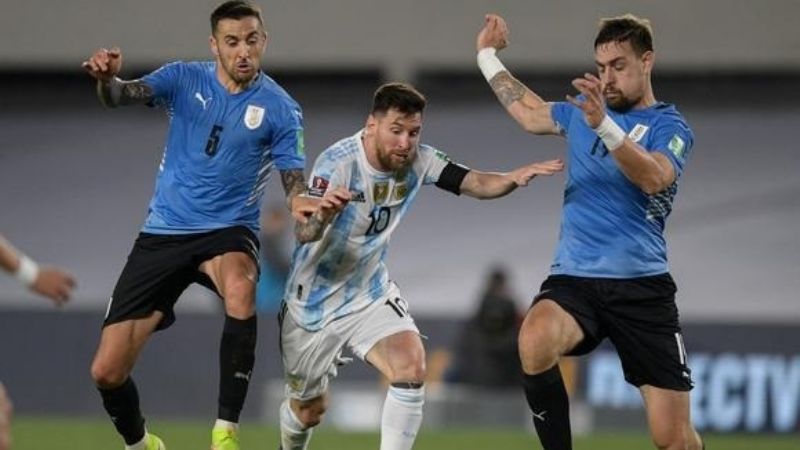Argentina visita a Uruguay, con Messi entre los titulares