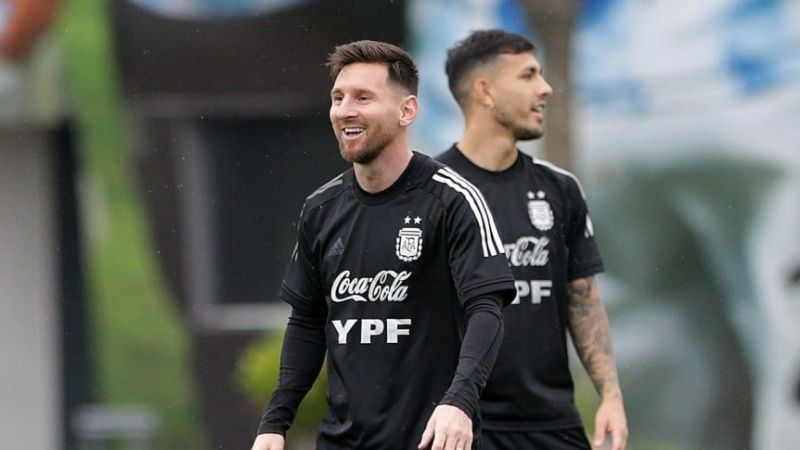 Argentina visita a Uruguay, con Messi entre los titulares