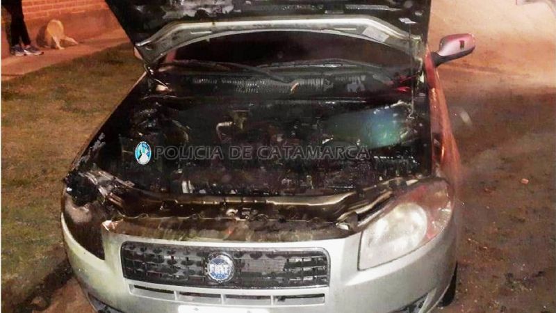 Se prendió fuego un auto en Valle Chico