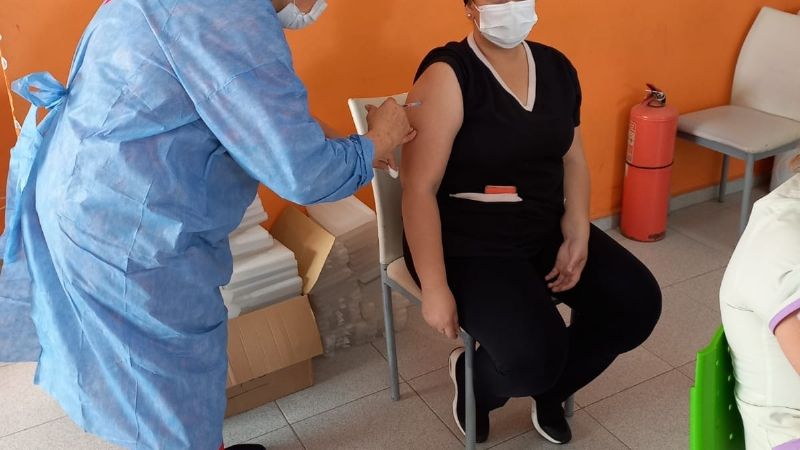 En Catamarca, aplican la dosis de refuerzo a personal de Salud