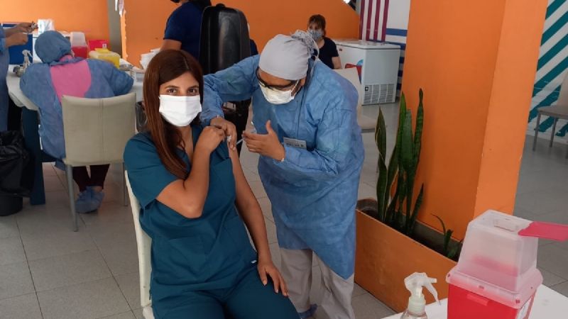 En Catamarca, aplican la dosis de refuerzo a personal de Salud