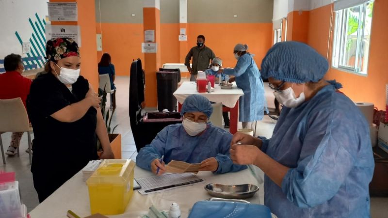 En Catamarca, aplican la dosis de refuerzo a personal de Salud