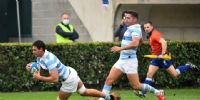 Juan Martín González se prepara para apoyar el segundo try de Los Pumas ante Italia.