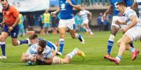 Marcos Kremer apoya el primer try de Los Pumas, ante Italia, en Treviso. 