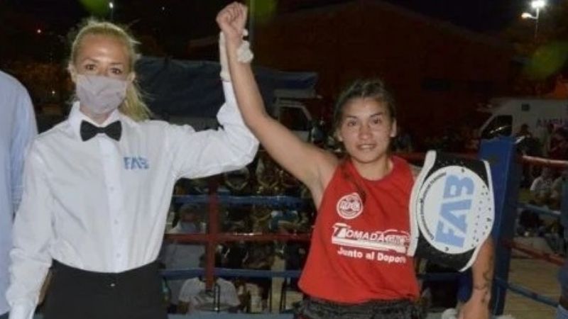 Ángela "La Furia" Regules con el título amateur COMUBOX
