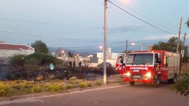 Sofocan un peligroso incendio en un baldío