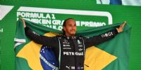 AGRADECIDO, Hamilton saludó desde el podio con la bandera de Brasil.