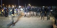 LA POLICIÍA debió custodiar el acceso a las boleterías, que se abrían a las 23.45 de este domingo.