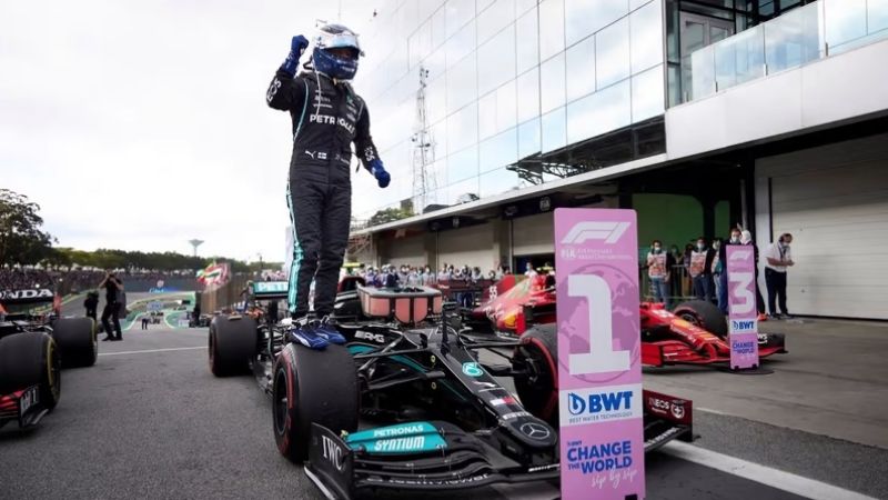 Hamilton ganó en Brasil y dejó el campeonato al rojo vivo