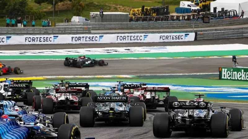 Hamilton ganó en Brasil y dejó el campeonato al rojo vivo