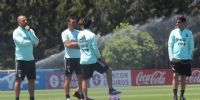 SCALONI junto a su cuerpo técnico: Samuel, Aimar y Ayala.