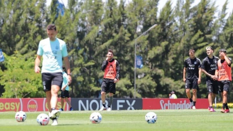 Scaloni define la formación nacional para enfrentar a Brasil