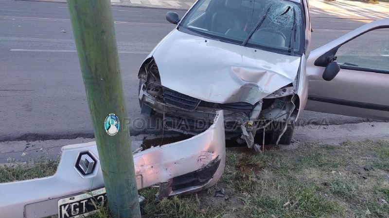 Perdió el control del auto y chocó contra un poste