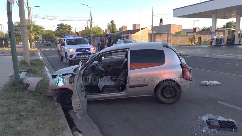 Perdió el control del auto y chocó contra un poste