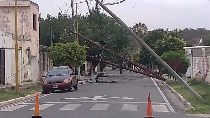 Se cayó un poste con transformador en Piedra Blanca
