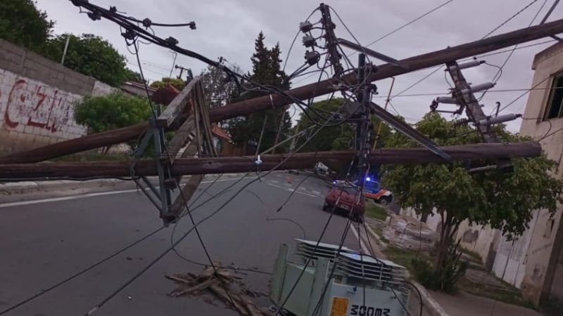 Se cayó un poste con transformador en Piedra Blanca